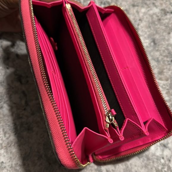 Gg Monogram Supreme Heart Zip Around Wallet Fluorescent Fuchsia - Picture 5 of 8